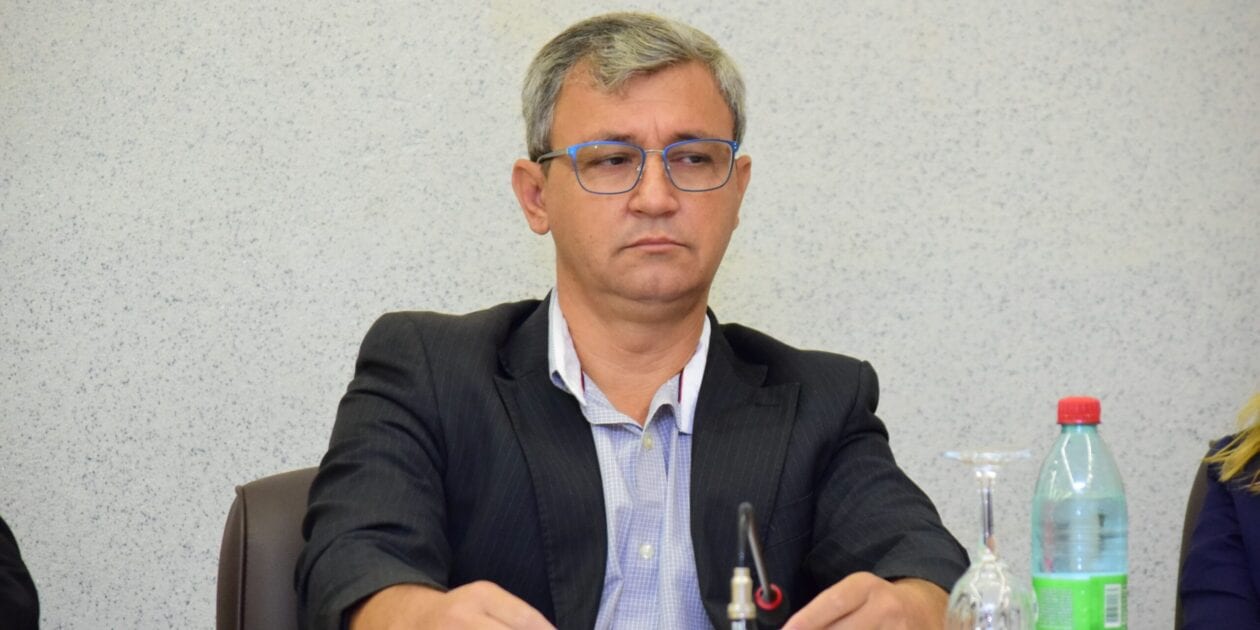 Vereador Silvânio Reis solicita instalação de tachões em quebra-molas para reforçar segurança viária em Indiara