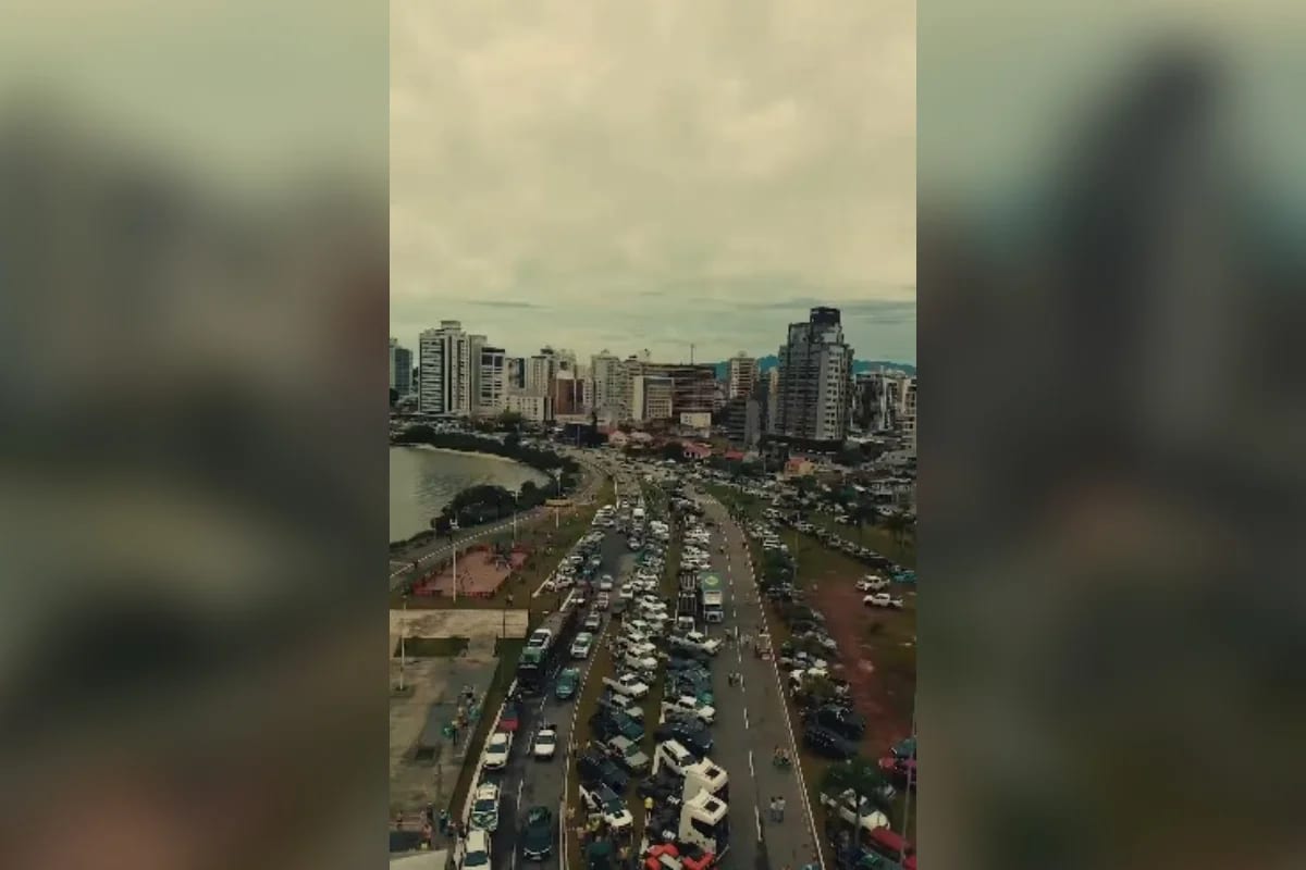 Apoiadores de Flávio Bolsonaro organizam “caminhonetaço” em Florianópolis