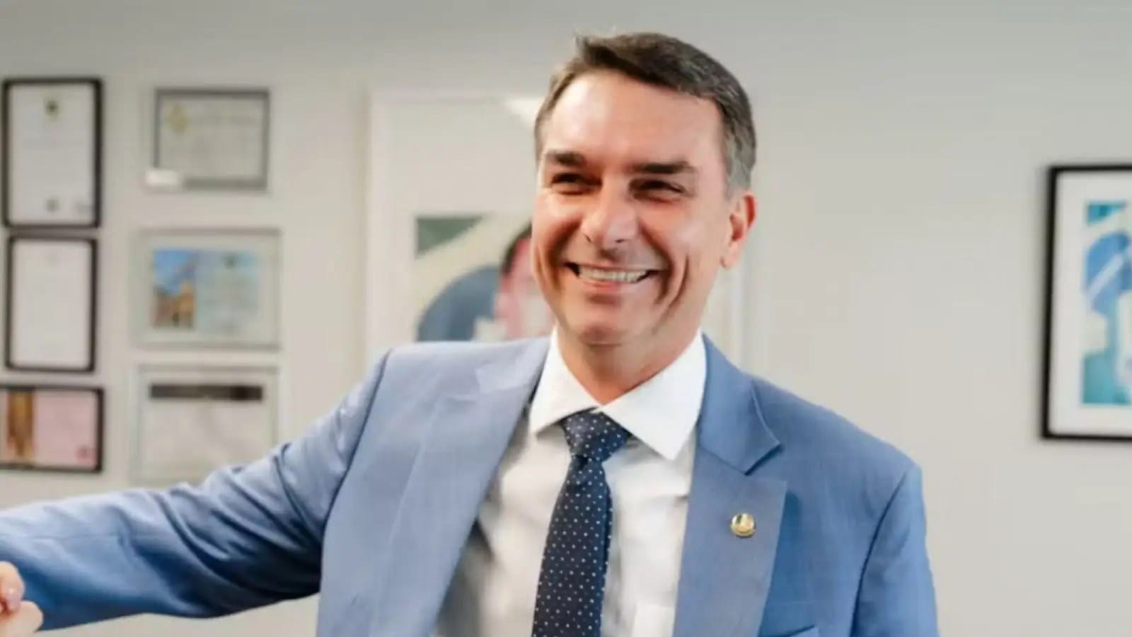 Com derrota, Flávio ficará sem cargo público e foro após 24 anos