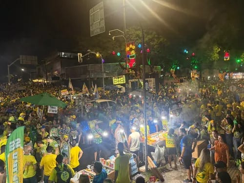 Apoiadores realizam ato pró-Flávio Bolsonaro na Avenida Epitácio Pessoa, em João Pessoa