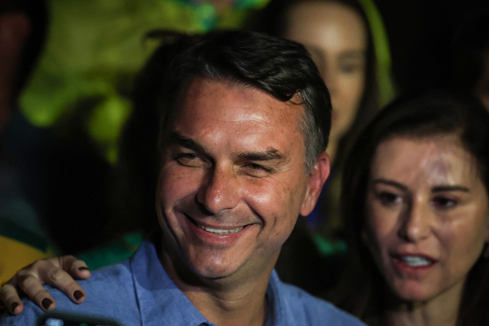VÍDEO: "Não vou terminar com o Bolsa Família", repete Flávio Bolsonaro