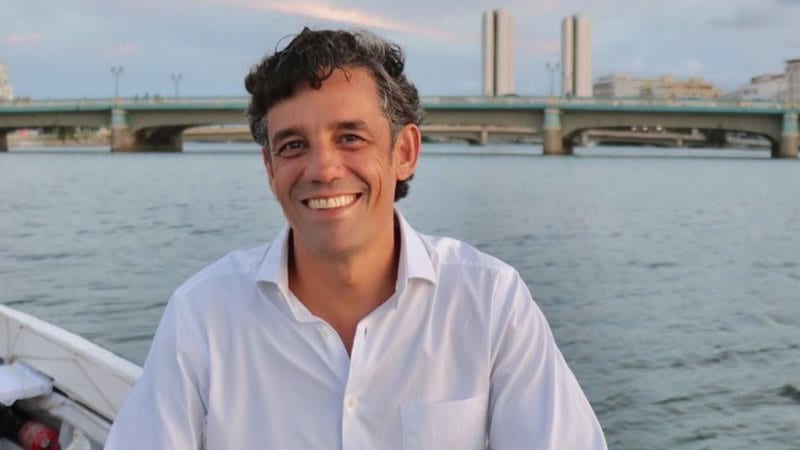 TRE manda retirar posts que ligam Daniel Coelho a Amisadai Andrade e cartazes apócrifos
