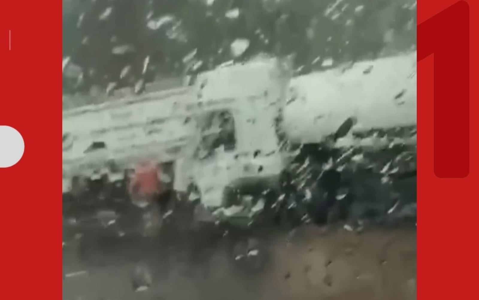 Colisão entre caminhões causa interdição na BR-324 em Feira de Santana