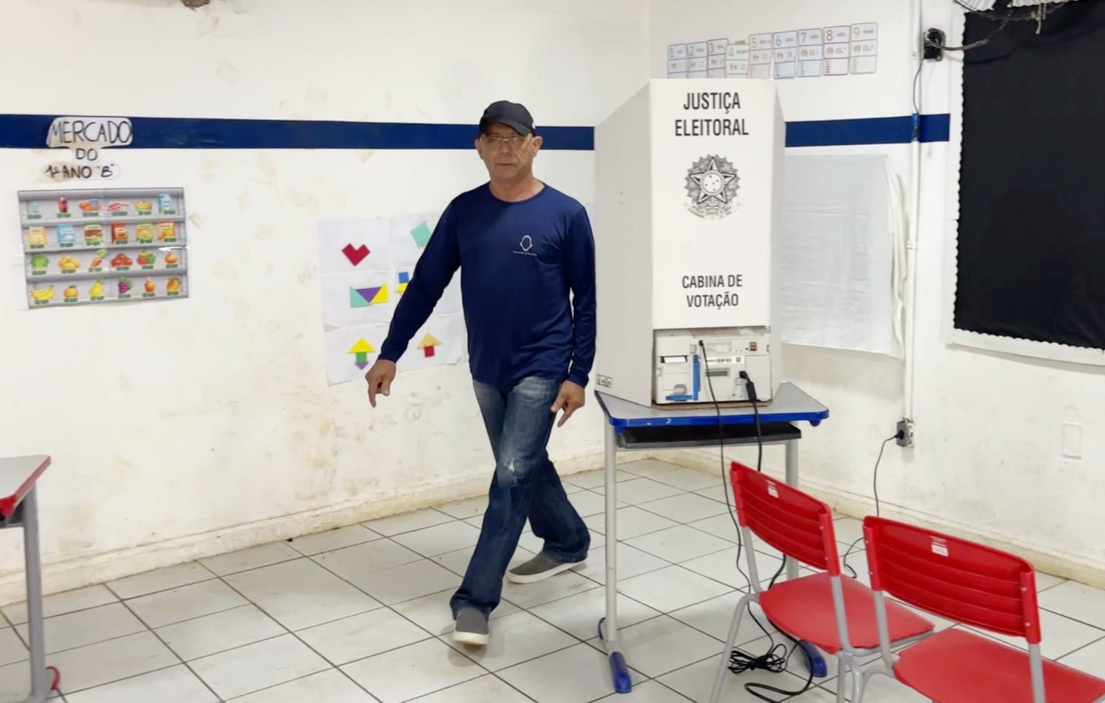 Taxista repete tradição e é o primeiro eleitor de Fernando de Noronha