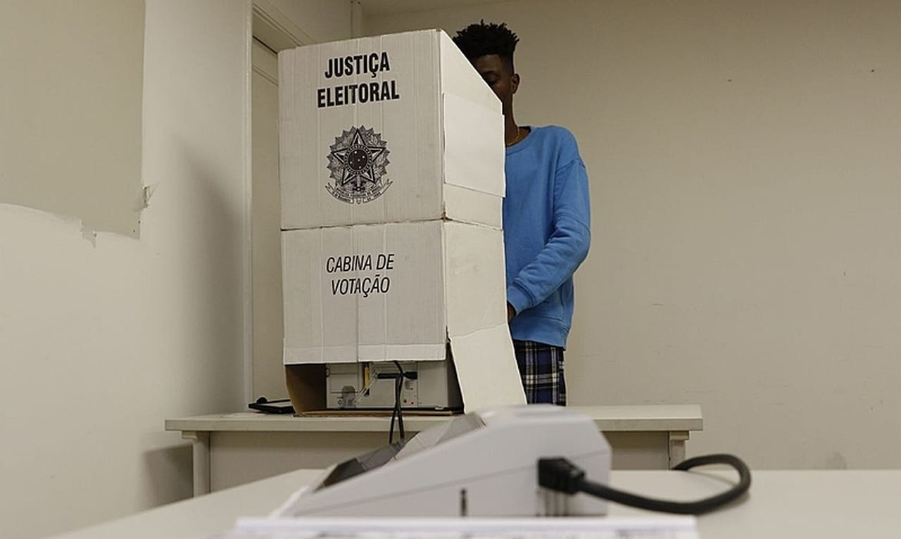 Eleitores têm até 20 de agosto para pedir voto em trânsito