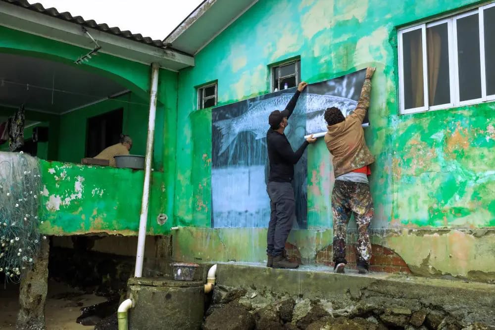 Ilha de Eufrasina se transforma em galeria a céu aberto para valorizar a cultura caiçara