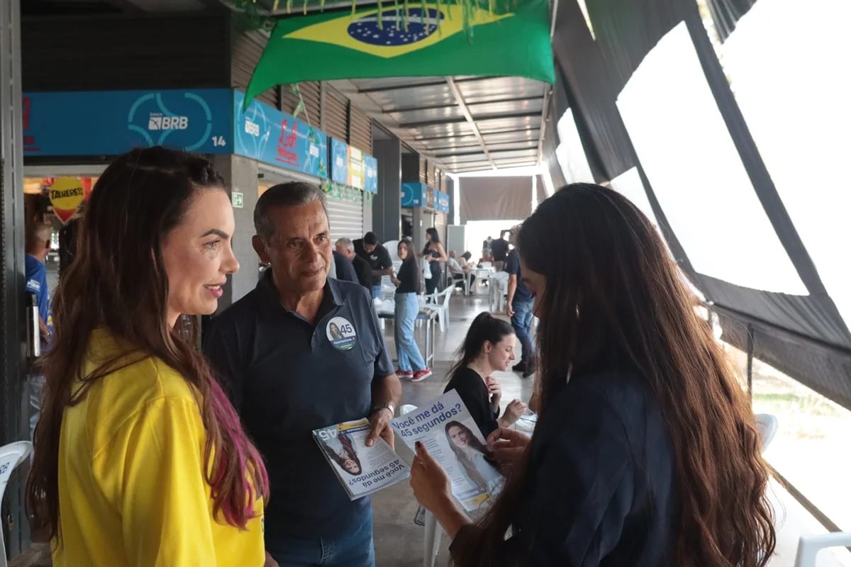 Em campanha, Paula Belmonte visita feira livre e se reúne com professores