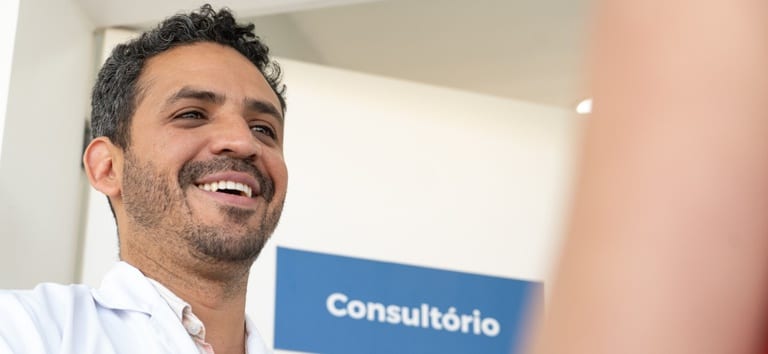 Governo prorroga até fev. de 2027 presença de 2 mil médicos especialistas