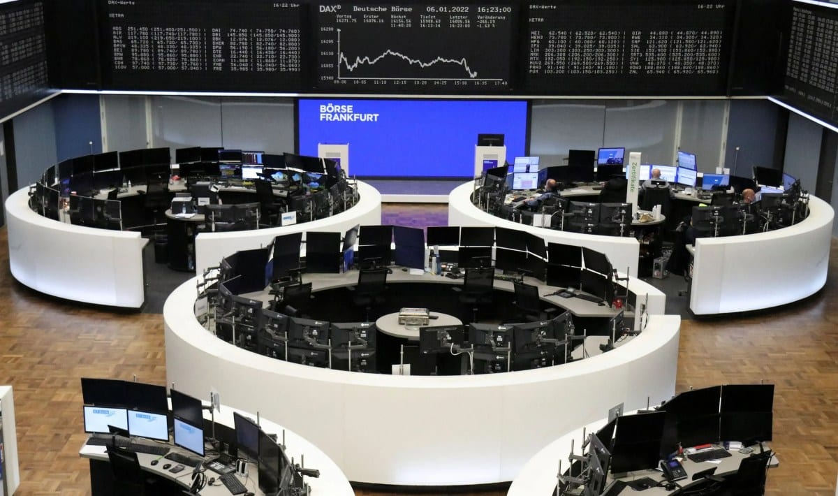 Bolsas da Europa fecham mistas com foco em petróleo, IA e balanços