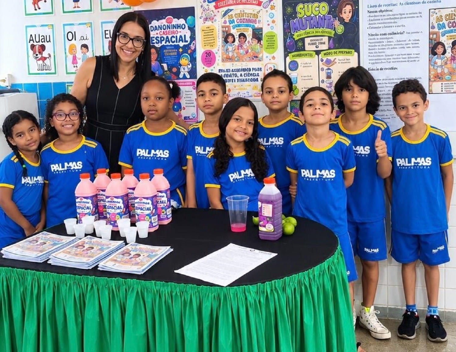 Crianças escrevem à mão livro que une ciência, receitas e experimentos em escola de Palmas