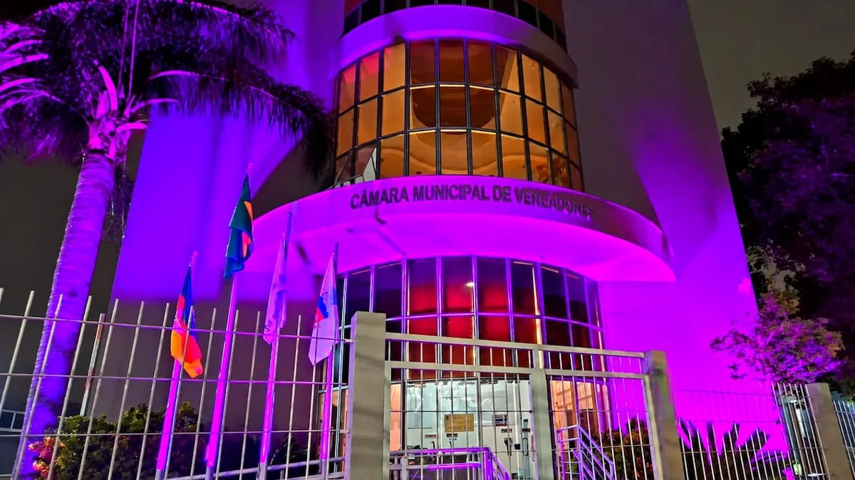 Câmara de Vereadores recebe iluminação especial em apoio ao Outubro Rosa em Gravataí