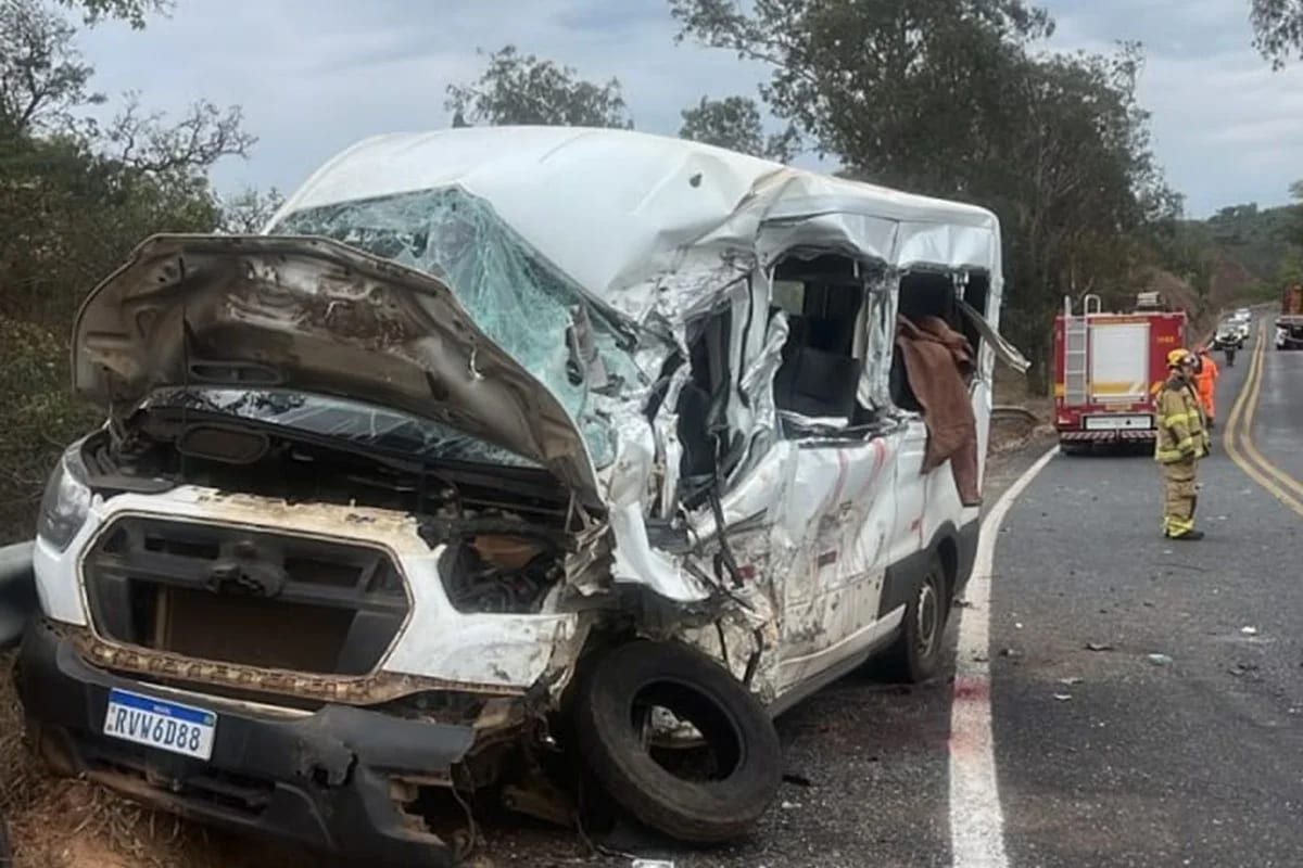 Colisão entre uma van com pacientes e carreta deixa dois mortos em Minas