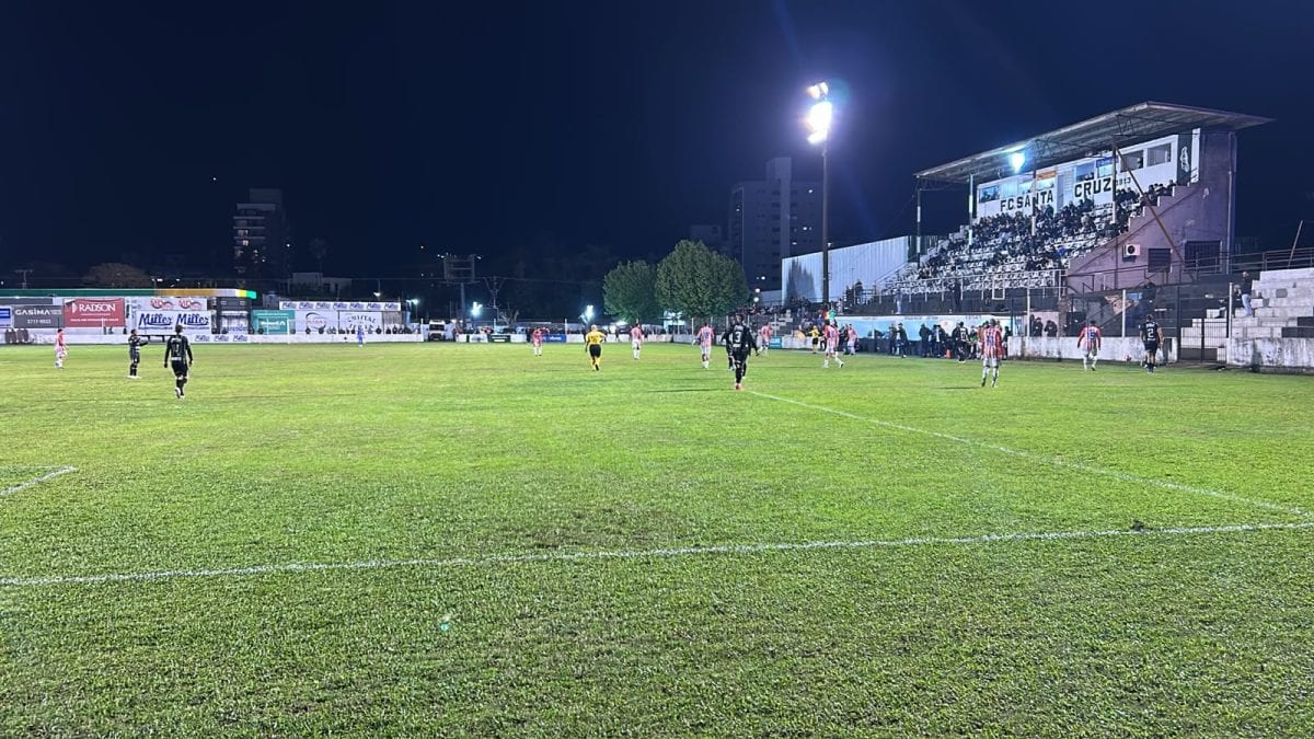 Com dúvidas, Santa Cruz precisa vencer para seguir sonhando com retorno à elite