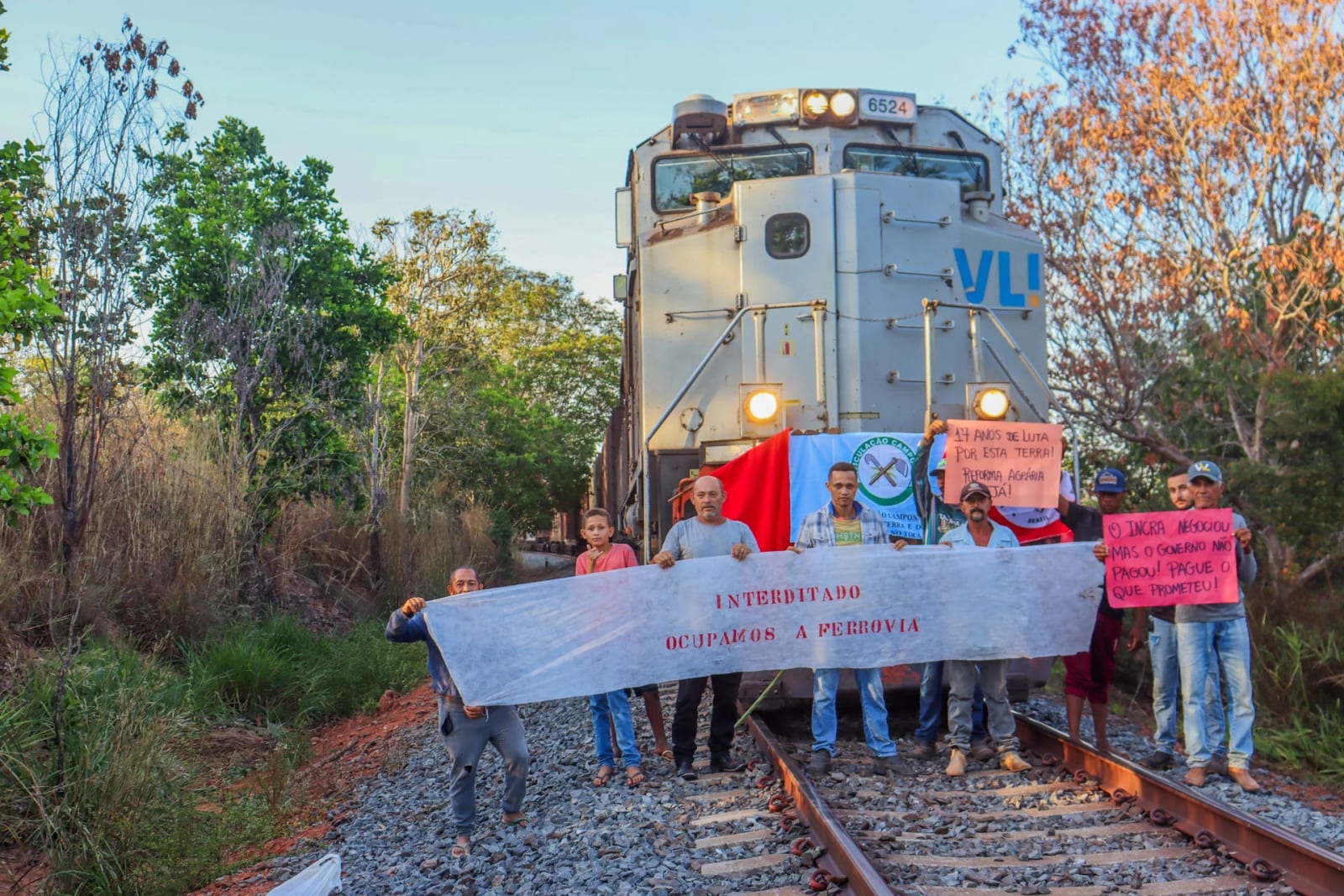 Mais de 100 bloqueiam Ferrovia Norte-Sul em Palmeirante nesta segunda (10)