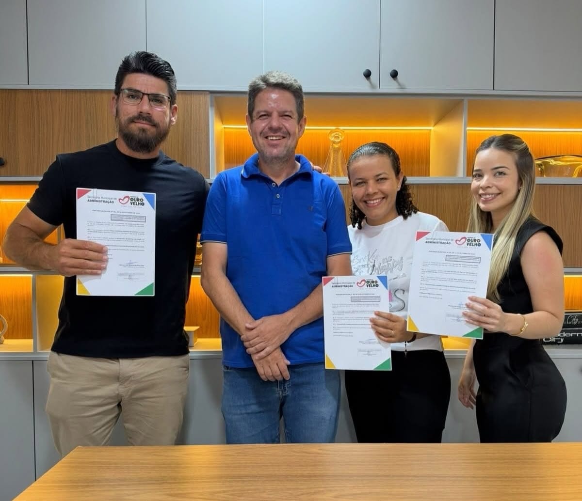 Prefeito Dr. Júnior empossa novos servidores concursados em Ouro Velho