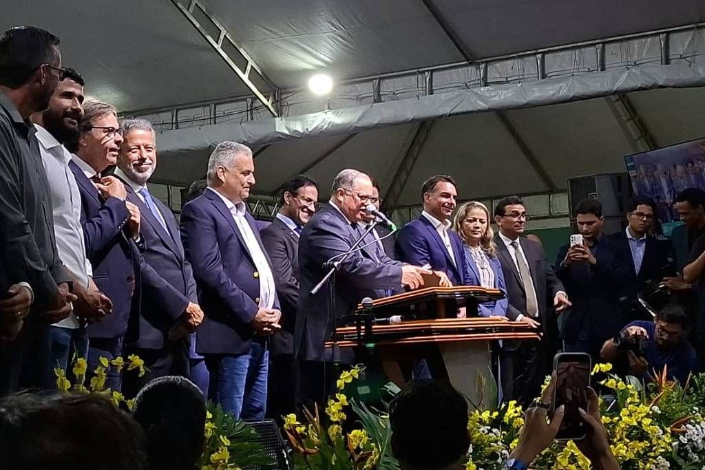 Pastor pede bênção a Flávio Bolsonaro em culto