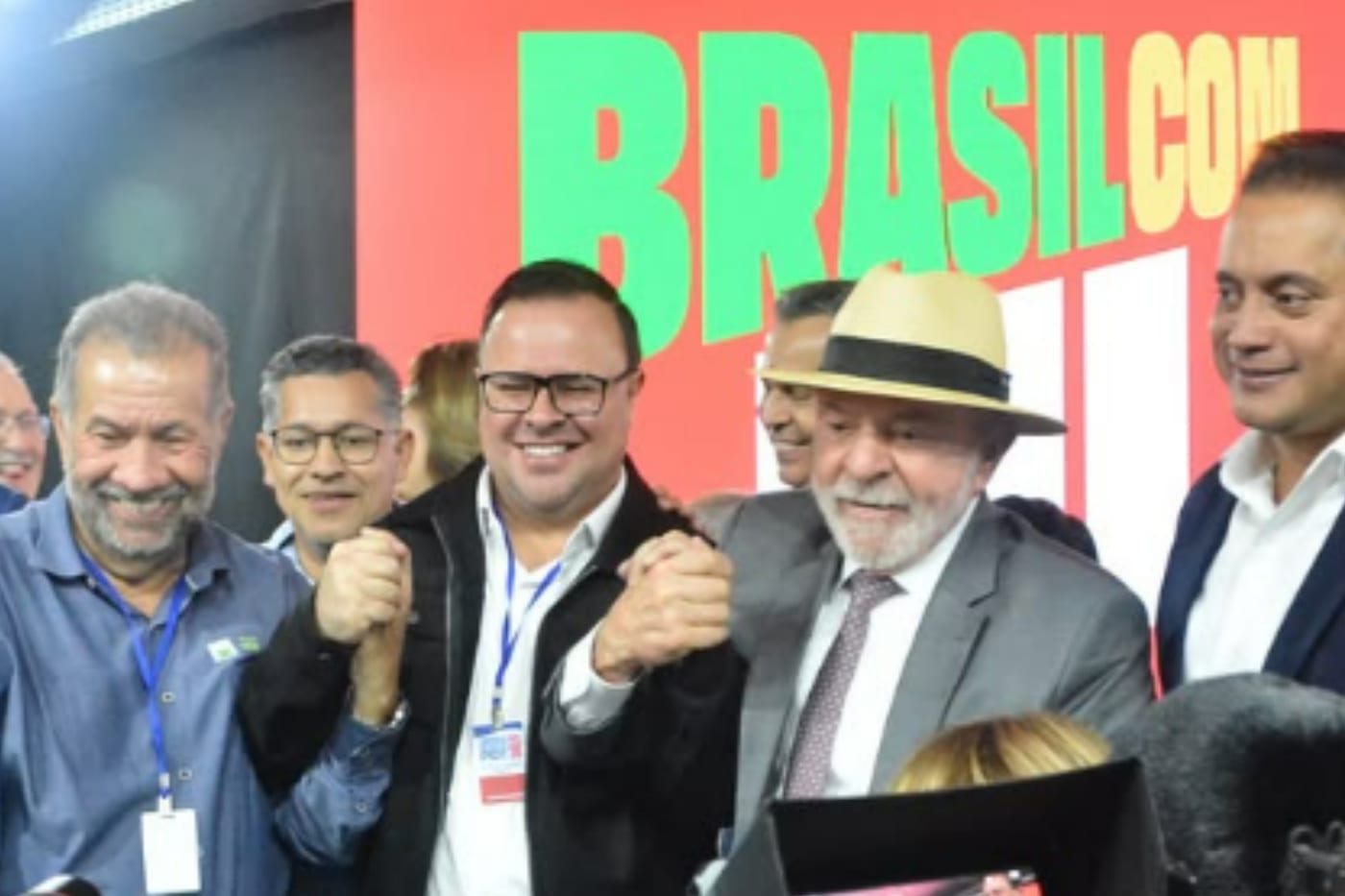 Prefeito de Cotia comemora vitória de Lula: "forças das trevas jamais poderiam vencer o amor"