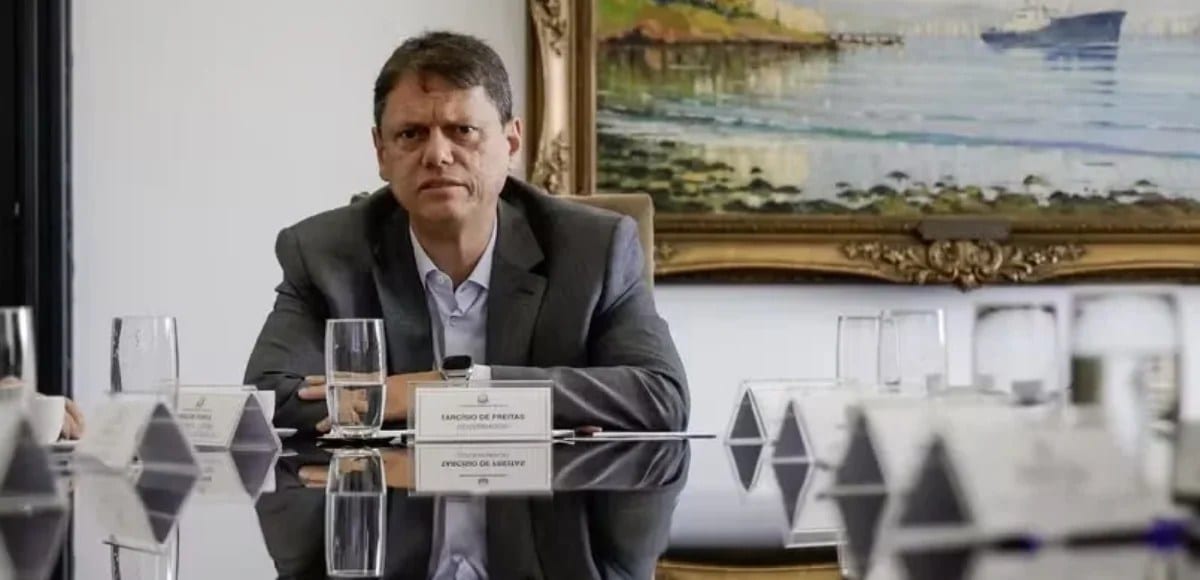 A fuga de Flávio abre caminho para Tarcísio assumir o comando da direita