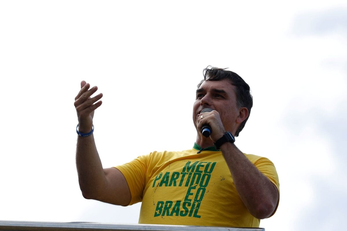 Flávio Bolsonaro fala sobre "guerra espiritual" em culto evangélico