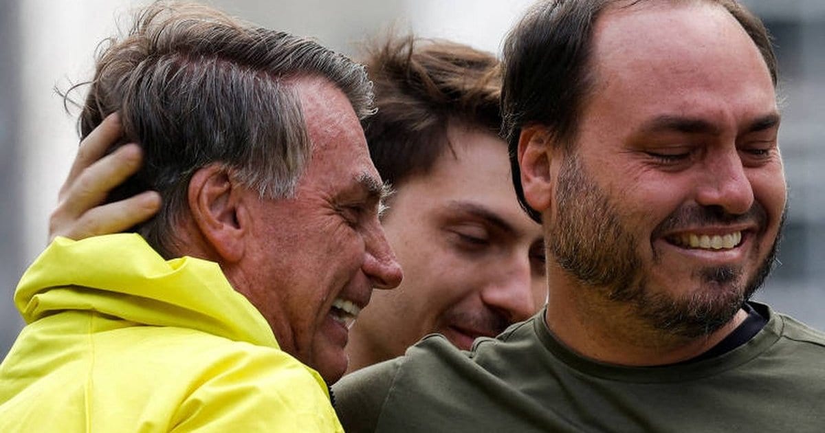 Carlos Bolsonaro visita Jair e revela o sonho do pai para quando for solto: “Quer ficar no meio do povo”