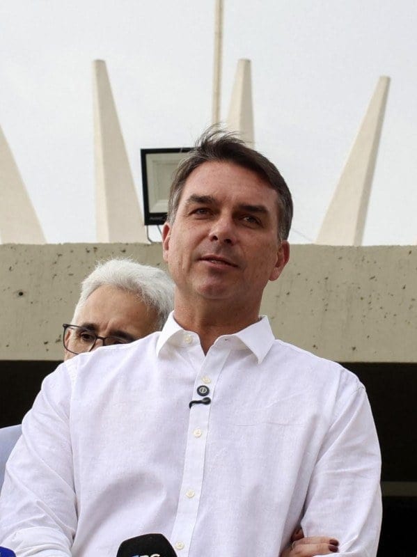 Flávio participa de missa de Nossa Senhora e diz que vai visitar Bolsonaro nesta terça