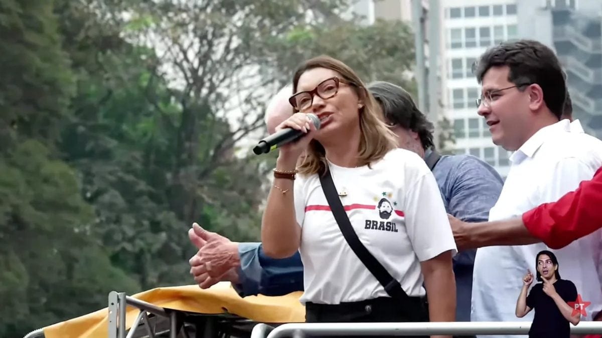 Janja diz que mães querem crianças erguendo Constituição, não arma