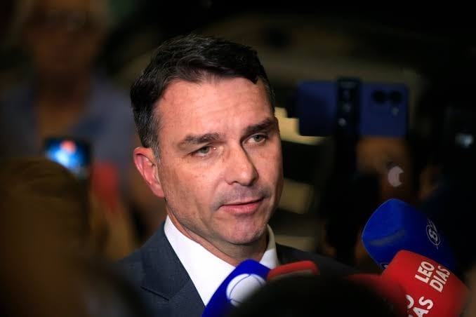 Flávio Bolsonaro contesta resultado da eleição e fala em pedir anulação da votação