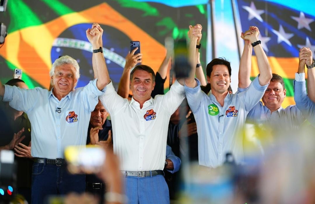 Caiado confirma apoio a Flávio Bolsonaro no 2º turno em ato com governadores reeleitos