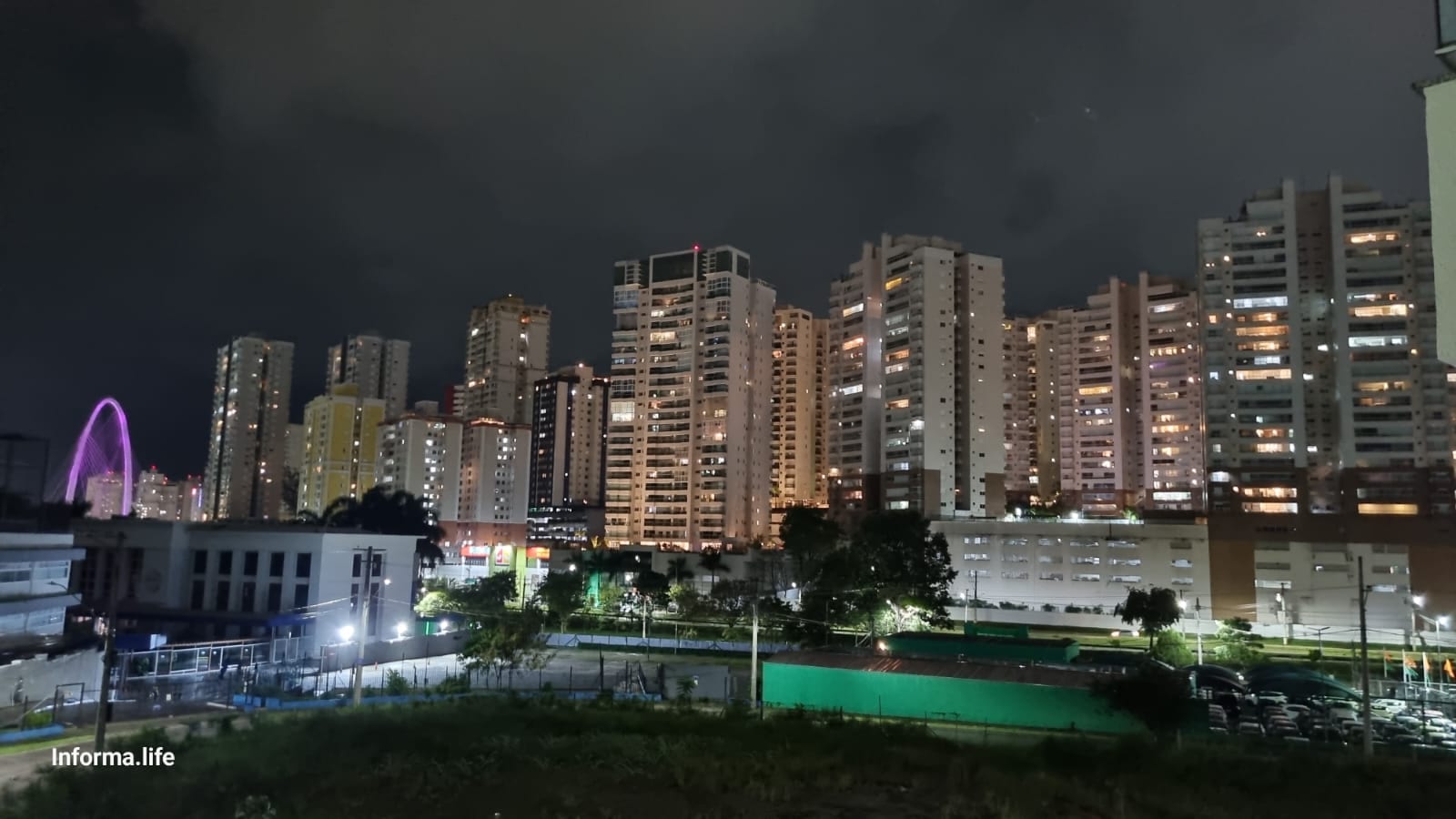 Panelaço é ouvido em bairros de São José durante entrevista de Flávio Bolsonaro