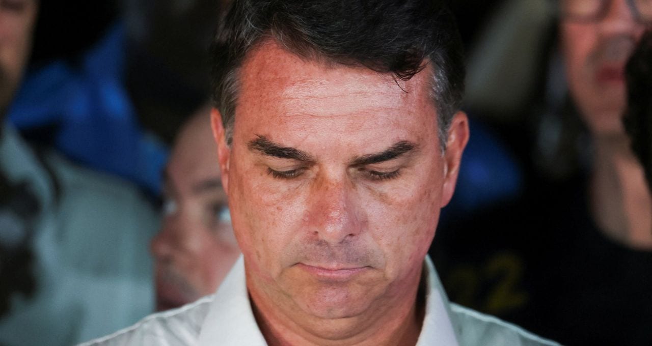 Itamaraty convoca diplomata argentina para explicar ajuda a fuga de Flávio Bolsonaro