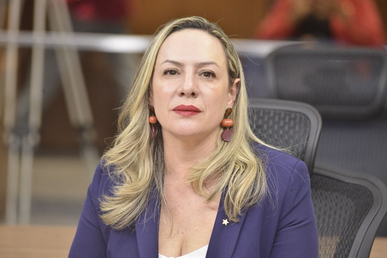 Adriana Accorsi fará coletiva após a apuração deste domingo (25); PL não informou agenda em Goiânia