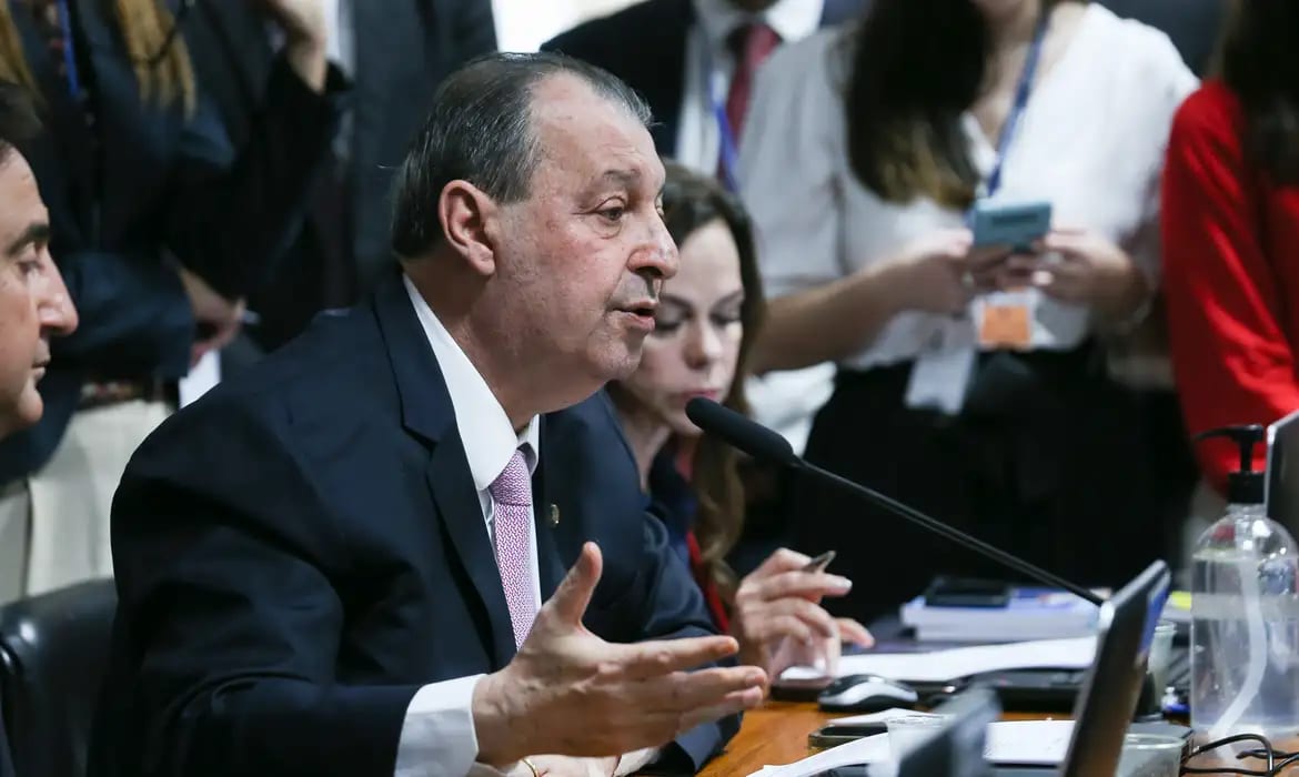 Relator da CCJ do Senado dá parecer favorável à PEC que acaba com escala 6×1