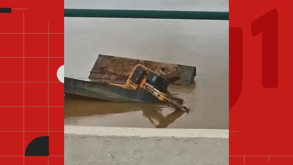Linhares (ES): Máquina cai de balsa durante retirada de destroços da Ponte Getúlio Vargas