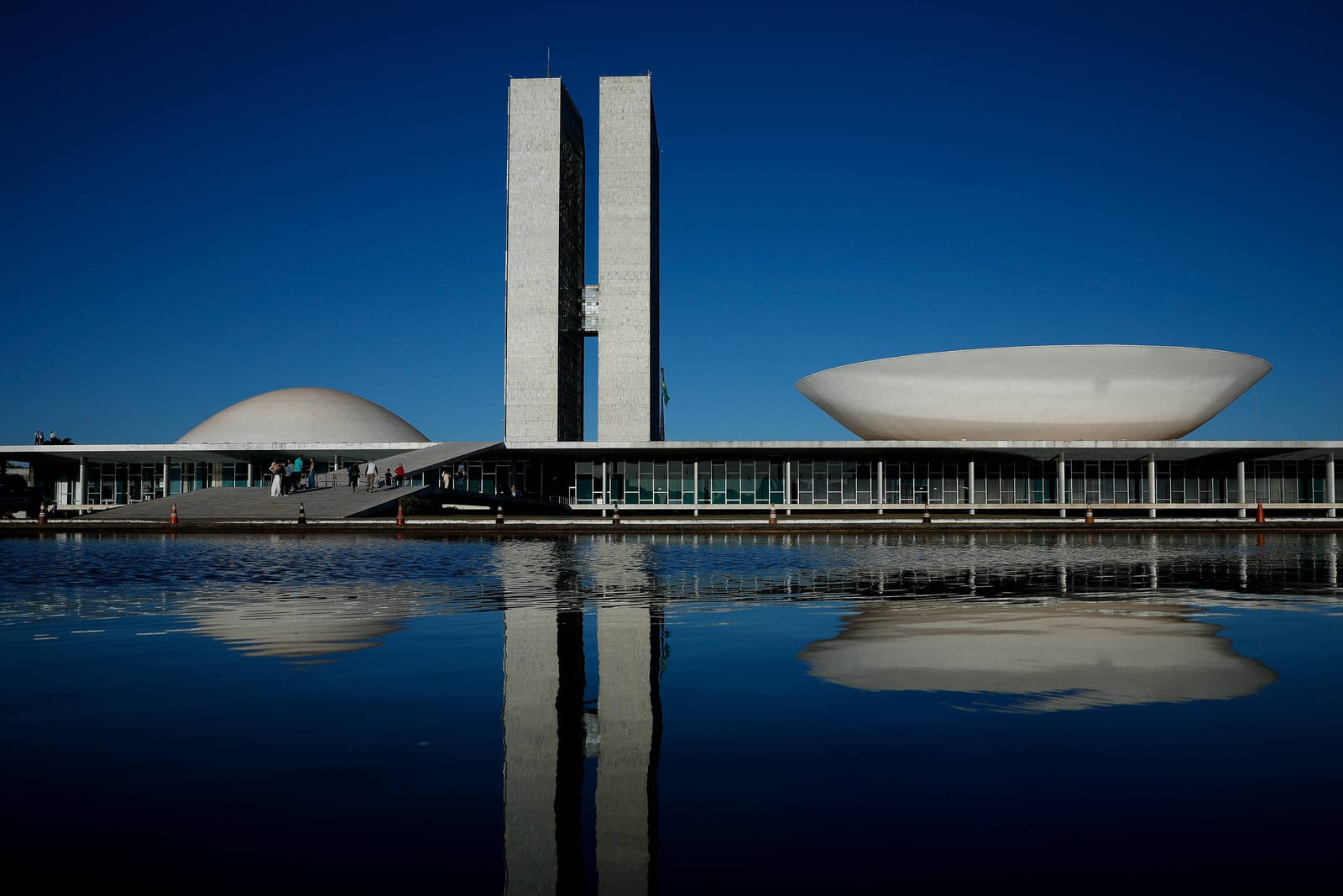 Michelle Bolsonaro e Leila do Vôlei lideram disputa ao Senado pelo DF