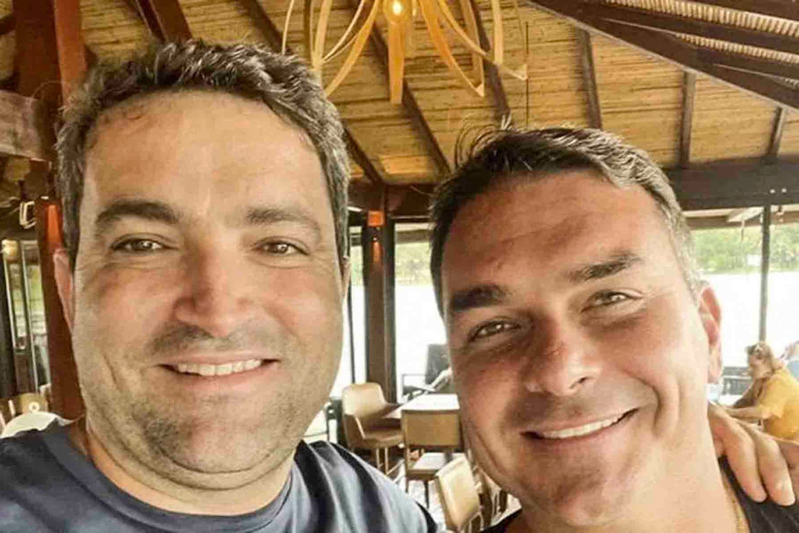Flávio Bolsonaro não entrega passaportes e PF investiga possível saída do país