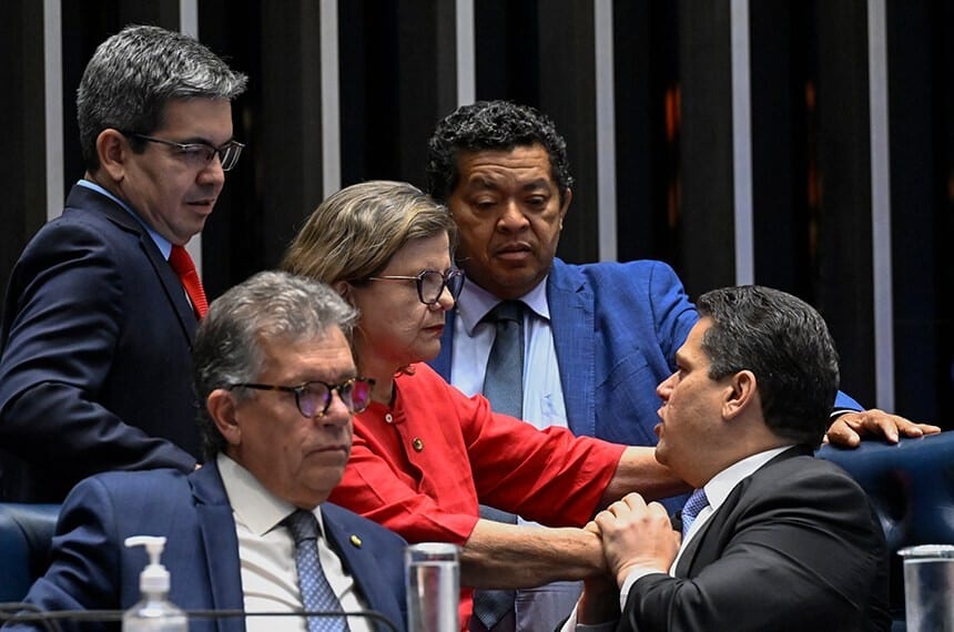 Senado aprova fim da escala 6x1; PEC vai à promulgação