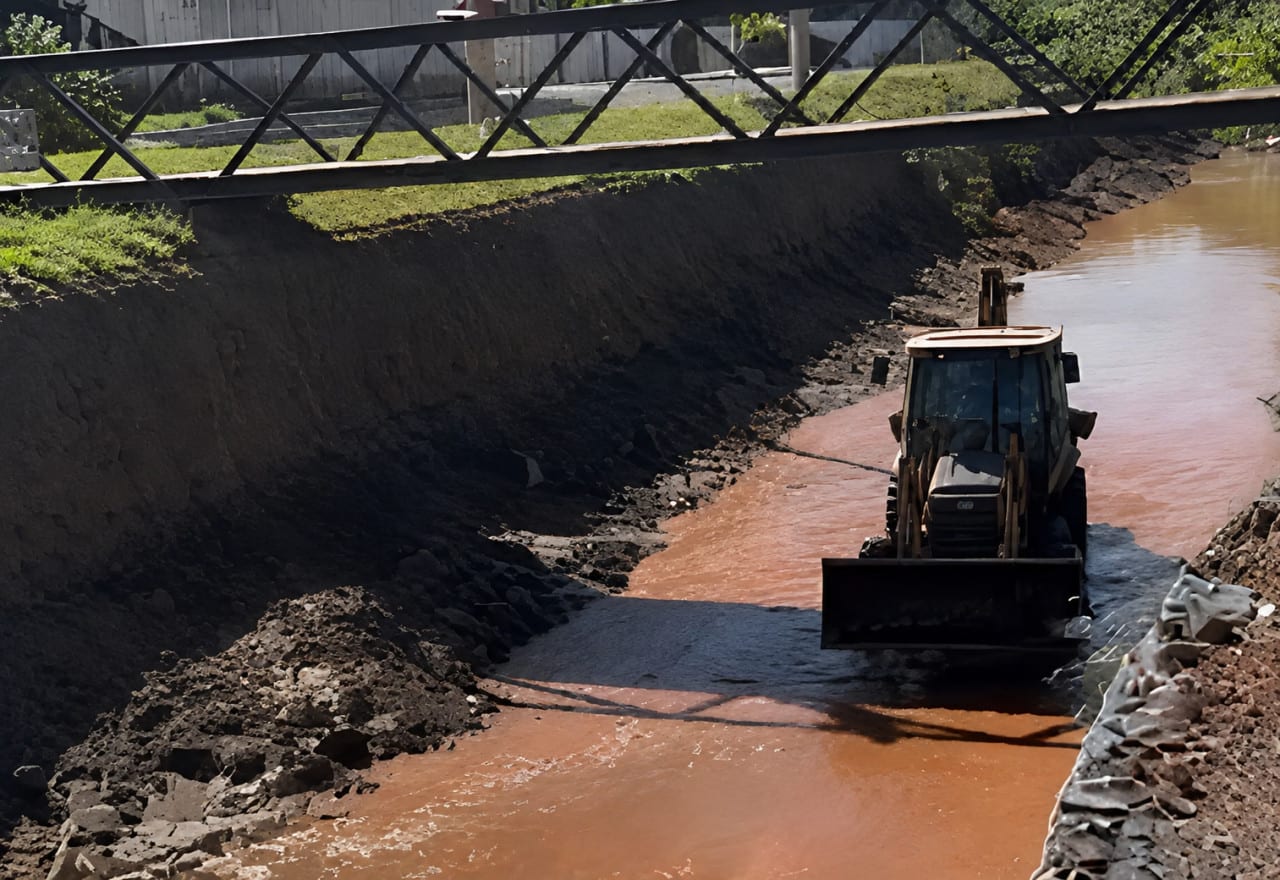 Botucatu limpa calha do Rio Água Fria na região da Rodoviária