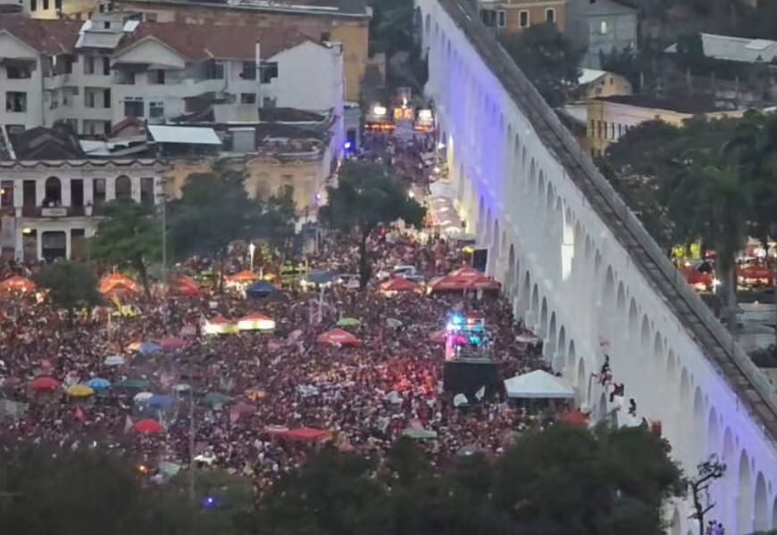 "Samba não se cala": sambistas, escolas e blocos ocupam a Lapa em ato por Lula