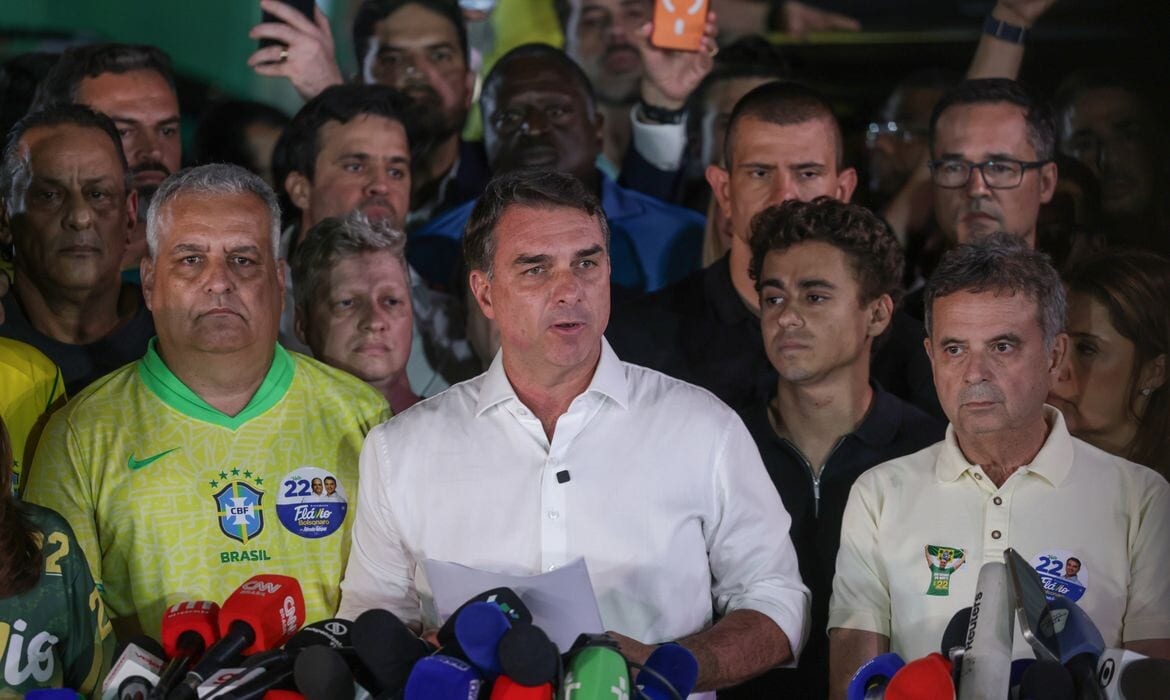 Flávio Bolsonaro não reconhece vitória de Lula e tentará anulação do pleito