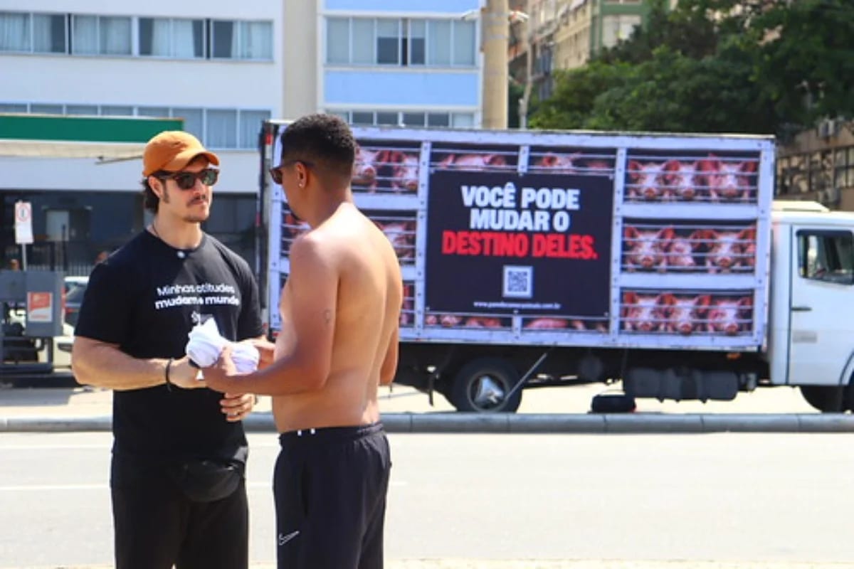 "Caminhão do Terror": ação vegana percorre o DF com som de abate animal