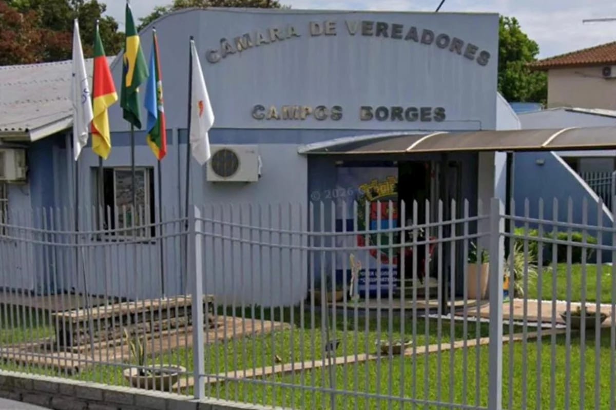 Vereadores brigam após parlamentar jogar água em colega durante sessão em Campos Borges