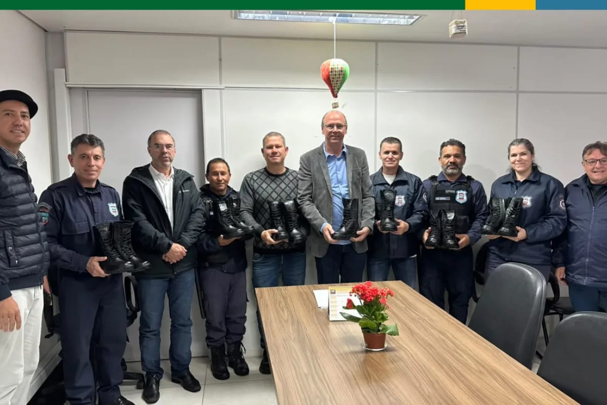 Torres entrega 52 pares de botas táticas à Guarda Municipal