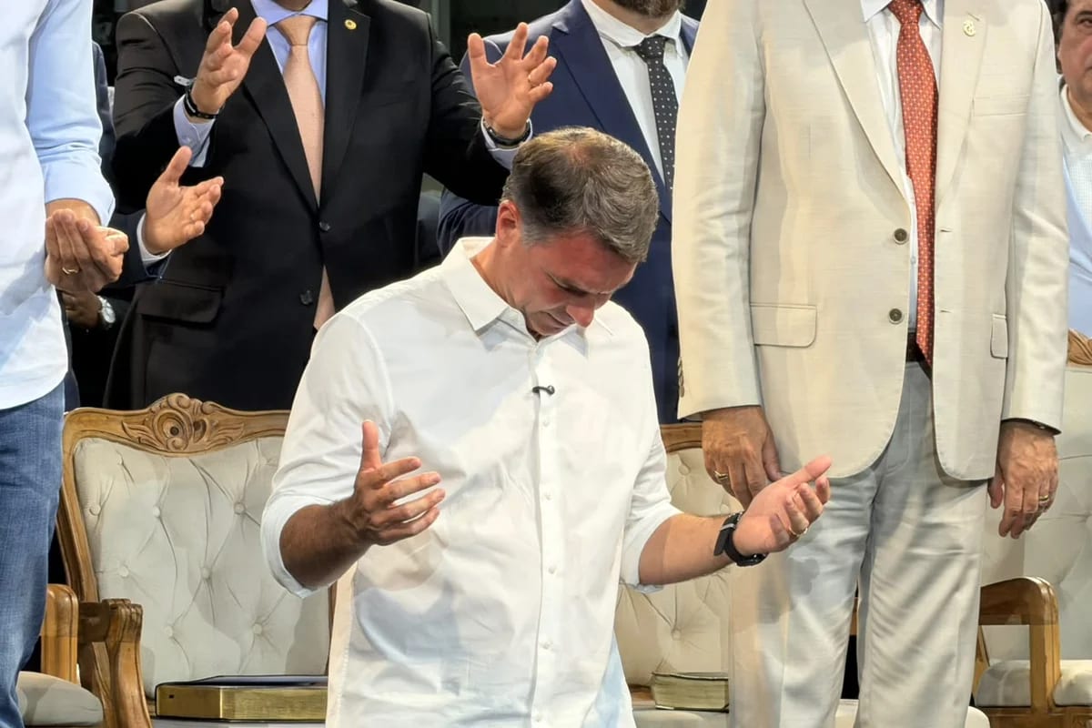 Flávio vai a culto com Douglas Ruas e fala em “guerra espiritual” no Brasil