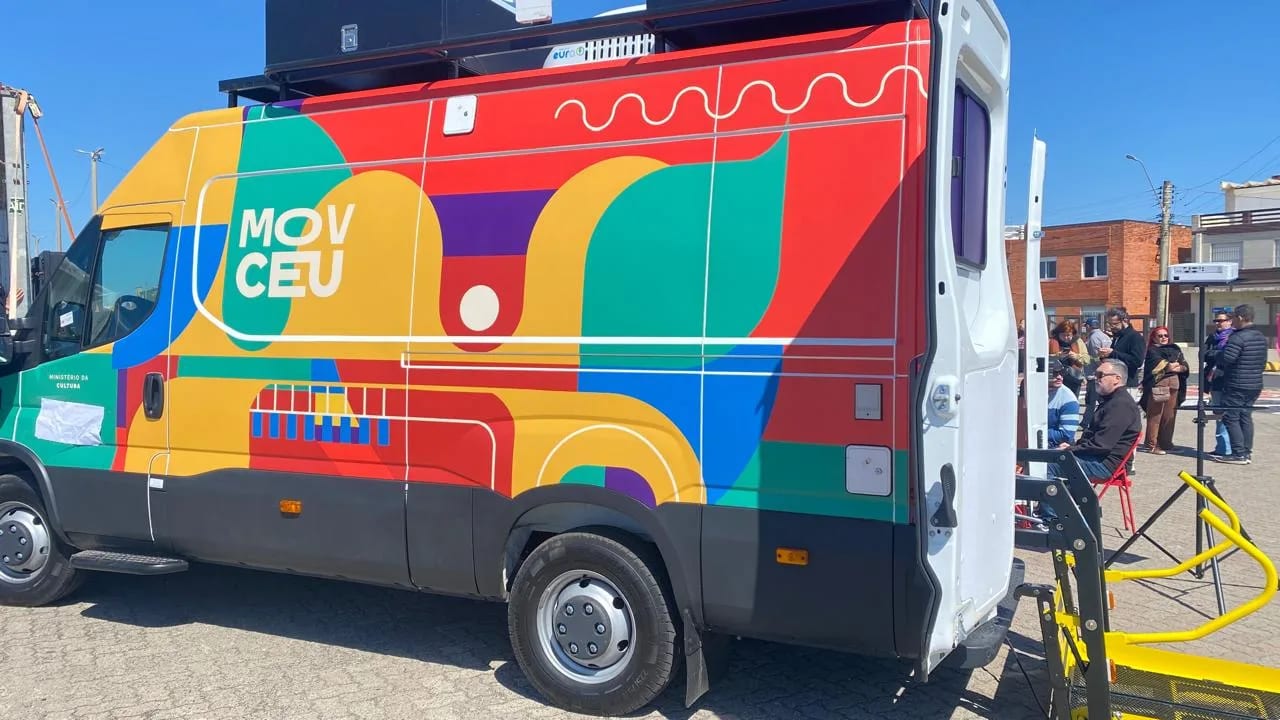 Tramandaí recebe uma das três vans MovCEU entregues no RS