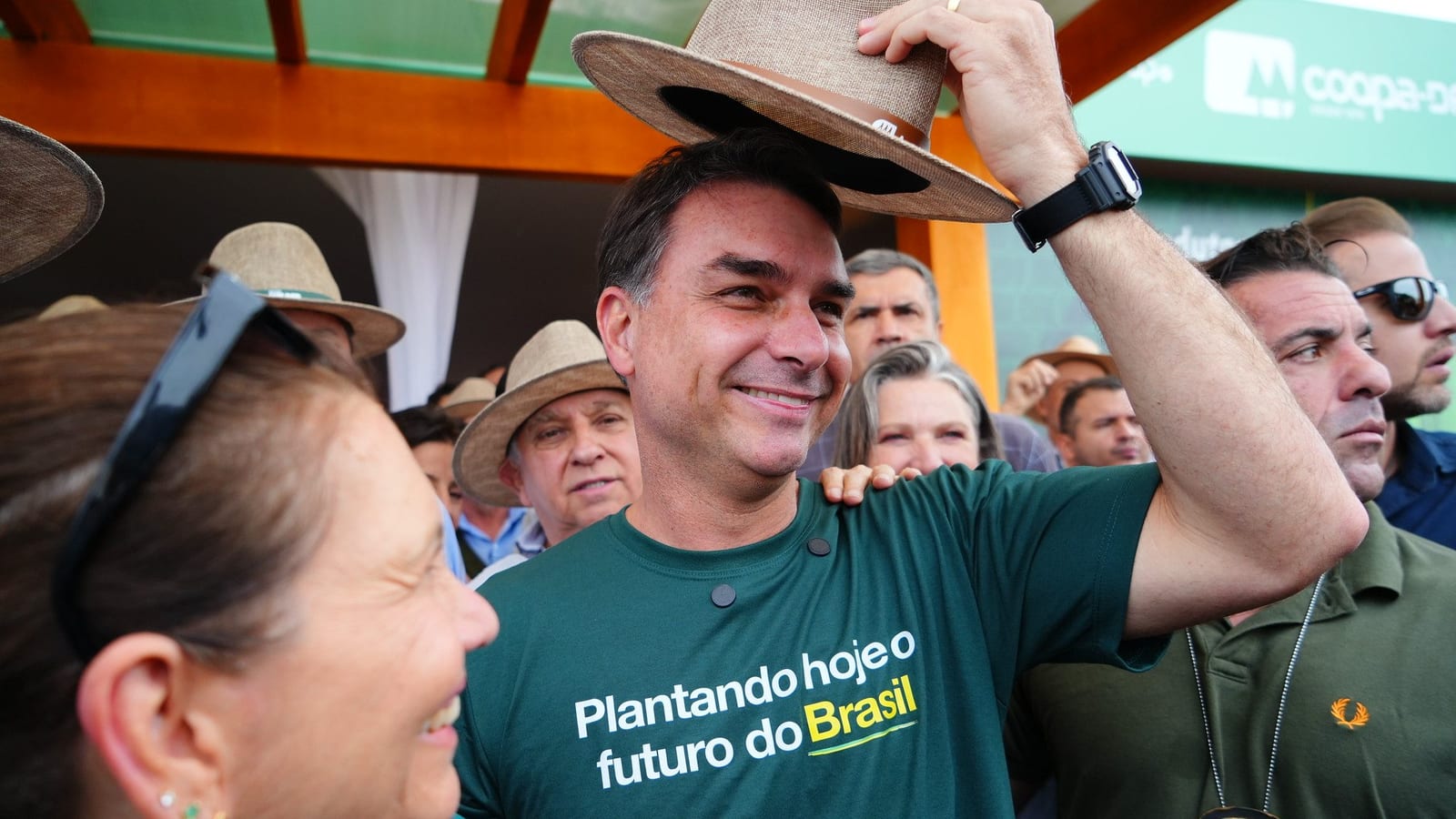 Flávio Bolsonaro fugiu para os Estados Unidos, dizem aliados