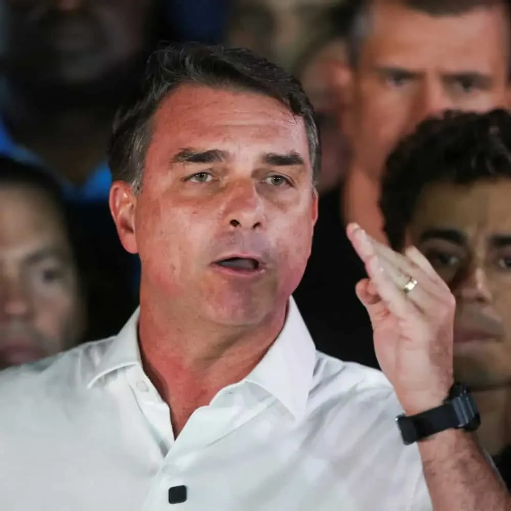 Flávio Bolsonaro tem cidadania italiana desde 2023