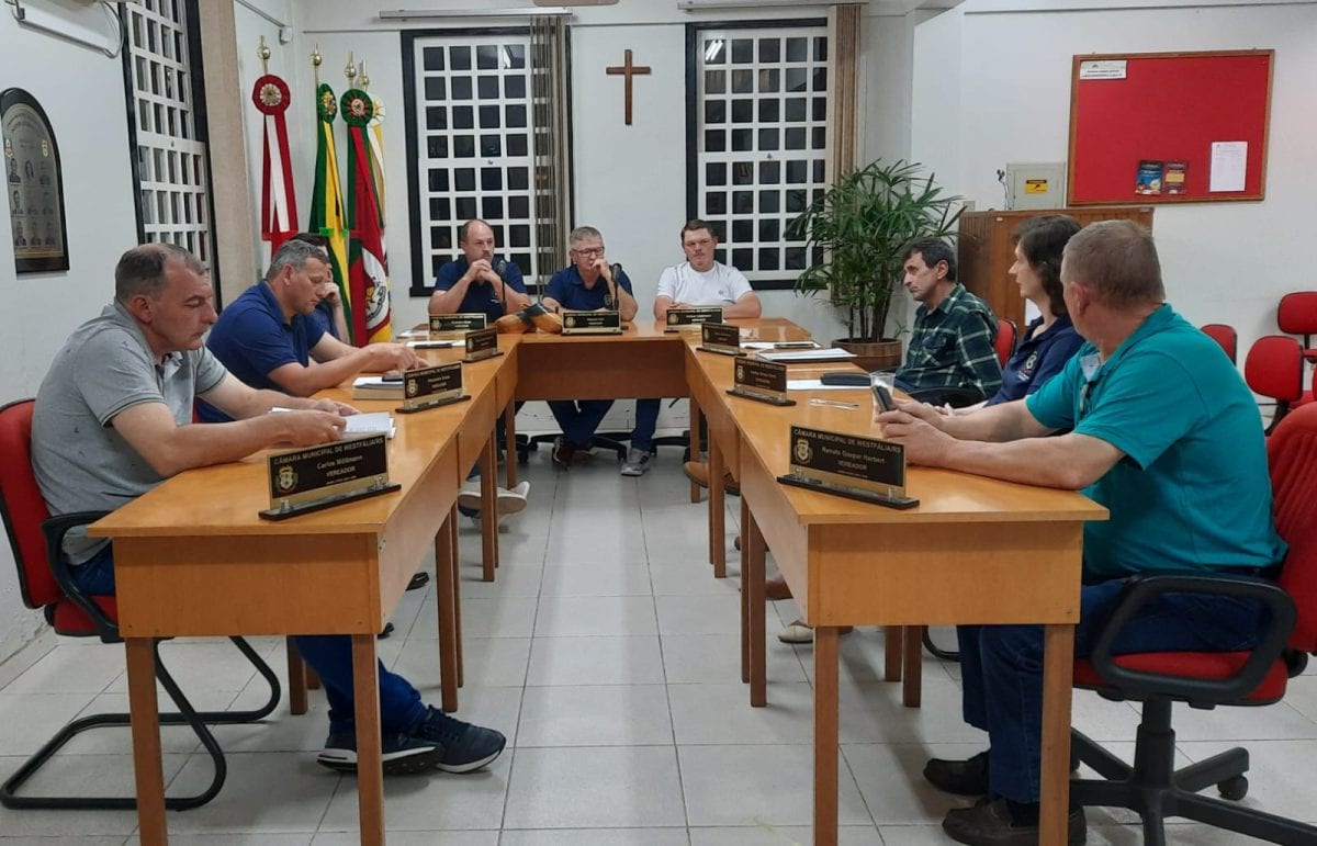 Vereadores aprovam política de ensino integral em sessão extraordinária