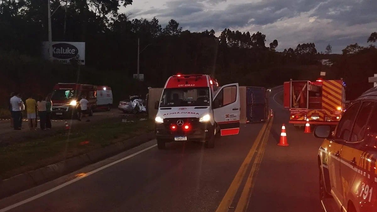 Criança de 7 anos está entre os 4 mortos em trágico acidente entre carro e caminhão na BR-470 em SC