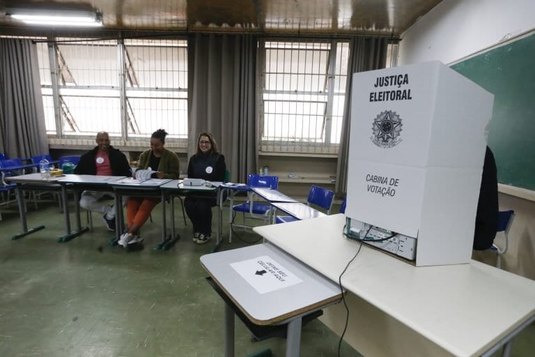 Leve uma “colinha” em papel e atualize o e‑Título antes de 4 de outubro