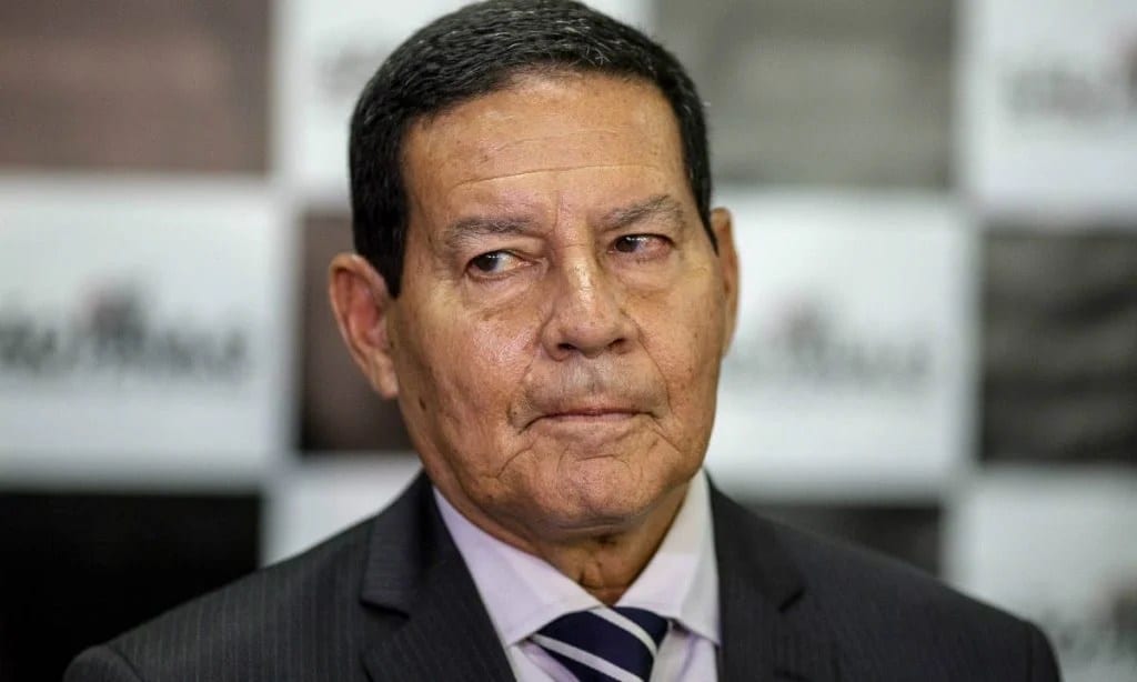 Único voto contra o fim da escala 6×1 no Senado foi do ex-vice de Bolsonaro, Hamilton Mourão